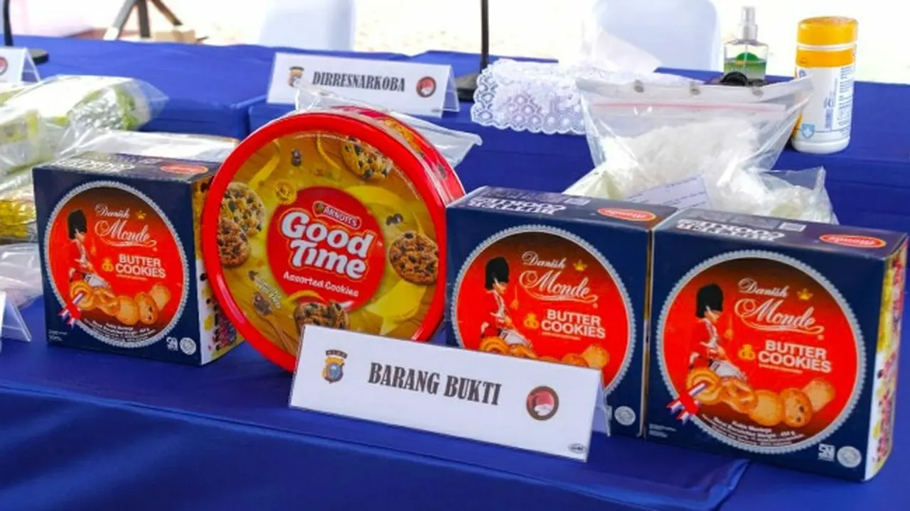 Kaleng biskuit yang digunakan pria di Pekanbaru mengirimkan narkoba ke Lampung.