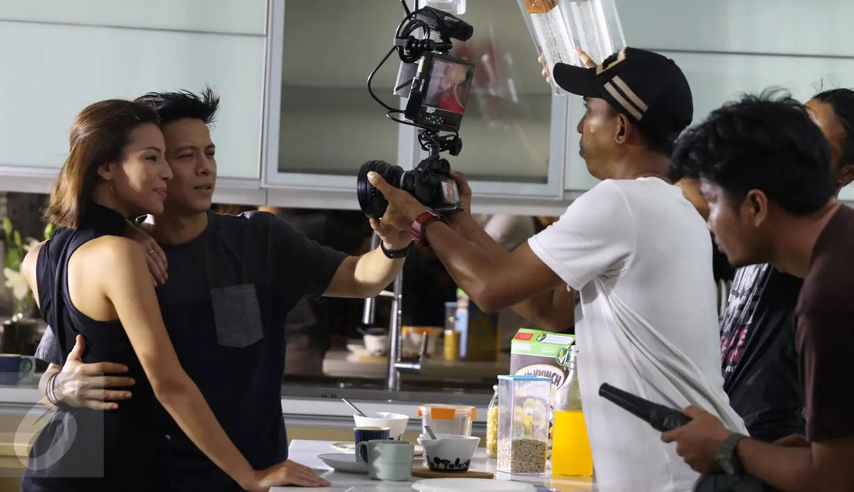 Ariel Noah dan seorang model bernama Nina Kozok saat pengambilan gambar dalam proses syuting video klip 'Cinta Bukan Dusta' di Depok, Rabu (18/11/2015). Lagu tersebut merupakan bagian dari album untuk mengenang Rinto Harahap.(Liputan6.com/Herman Zakharia)
