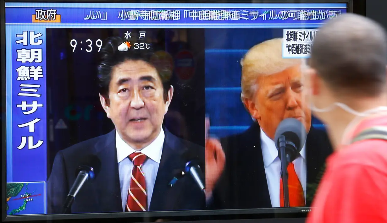 Sebuah program TV melaporkan peluncuran rudal Korea Utara di Tokyo, Jepang, Selasa (29/8). Ini merupakan rudal Korut pertama yang berhasil melintasi Jepang sejak April 2009 saat Pyongyang meluncurkan rudal jarak jauh Taepodong-2. (AP/Shizuo Kambayashi)