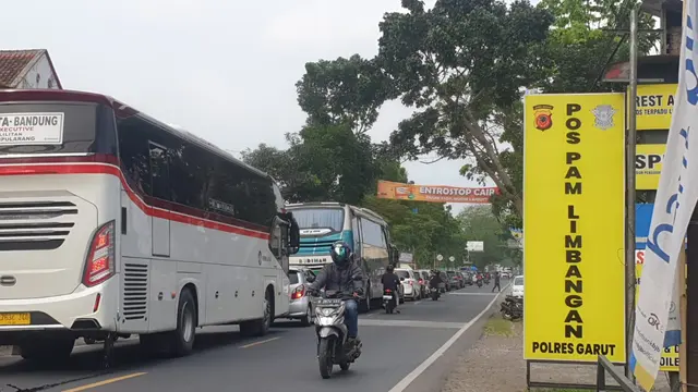 Antrian kendaraan pemudik 2023 lalu di depan pospam terpadu di kawasan GTC Limbangan, garut, Jawa Barat. (Liputan6.com/Jayadi Supriadin)