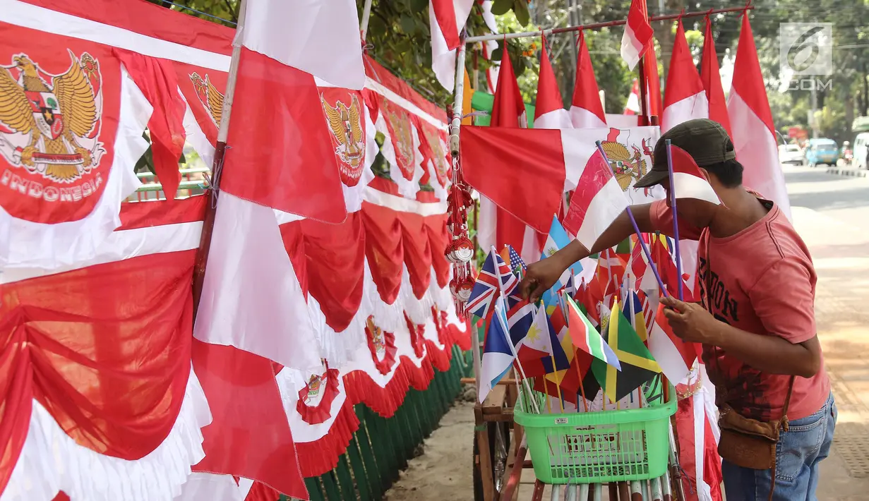 Penjual bendera musiman merapikan dagangannya di pinggir trotoar kawasan Pasar Minggu, Jakarta, Kamis (2/8). Menjelang perayaan HUT RI ke-73, sejumlah penjual bendera dan umbul-umbul mulai bermunculan di berbagai sudut Kota. (Liputan6.com/Herman Zakharia)