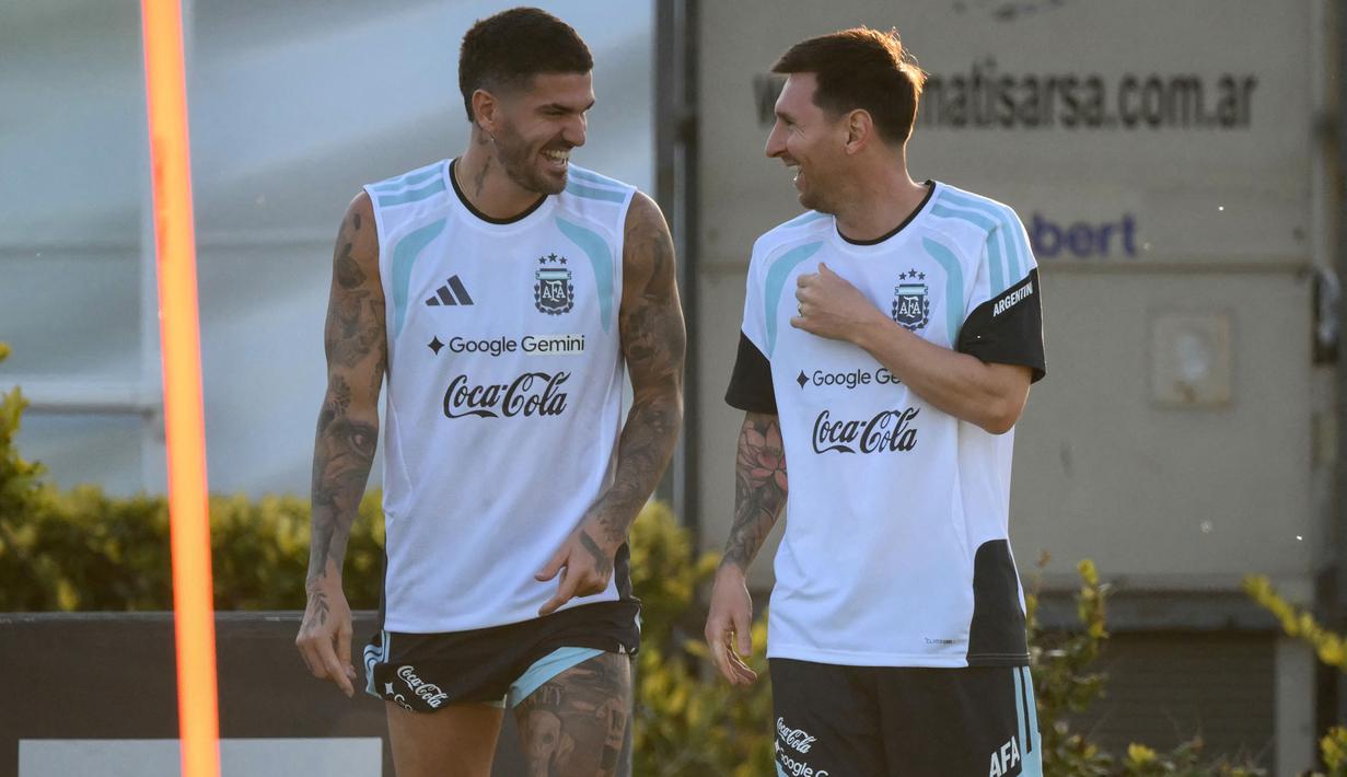 Pemain Timnas Argentina, Lionel Messi (kanan) berbincang dengan Rodrigo De Paul dalam latihan persiapan menjelang laga FIFA Matchday melawan Mauritania di Ezeiza, Buenos Aires, Argentina, Rabu (25/03/2026). (AFP/Luis Robayo)