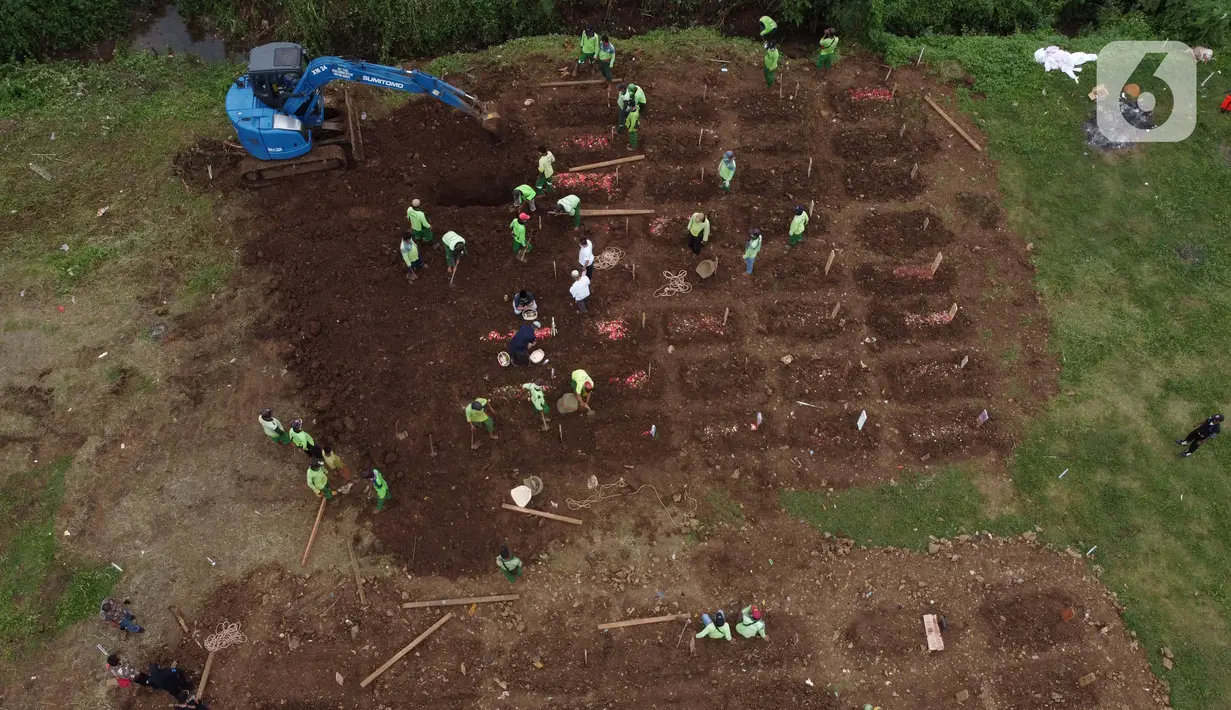 Foto udara memperlihatkan eksavator membantu proses penggalian makam jenazah dengan protokol COVID-19 di area khusus TPU Srengseng Sawah, Jakarta, Kamis (14/1/2021). Pada Selasa (12/1) lalu, 47 jenazah dimakamkan dengan protokol COVID-19 di TPU Srengseng Sawah. (Liputan6.com/Helmi Fithriansyah)
