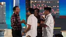 Paslon nomor urut 2 bersalaman dengan Paslon nomor urut 3 usai Debat Pilgub DKI 2017 putaran kedua, Jakarta, Jumat (27/1). (Liputan6.com/Faizal Fanani)