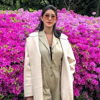 Menggunakan jumpsuit berwarna krem dan dipadukan dengan jaket berwarna senada, penampilan Elma Agustin ini pun dilengkapo dengan kacamata berwarna. Meski begitu, gaya sederhana yang digunakan olehnya tetap membuat Elma terlihat menawan. (Liputan6.com/IG/@elmaaa_e)