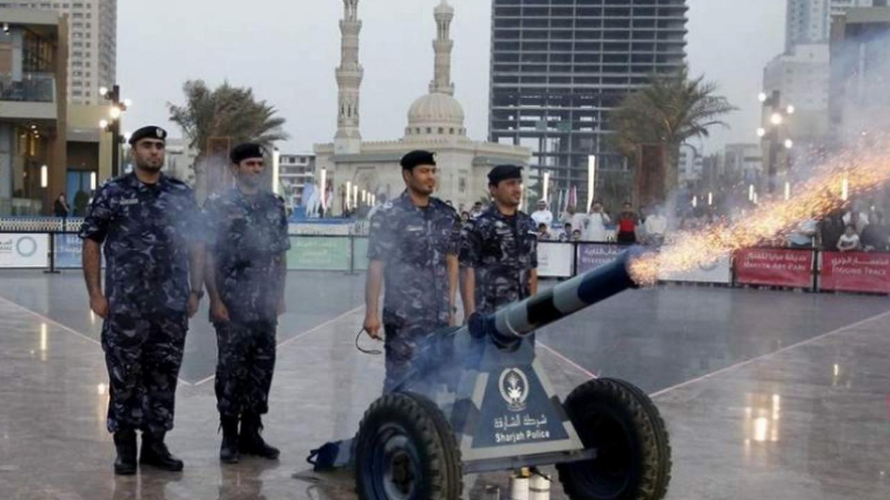 Polisi Sharjah sedang menembakkan meriam