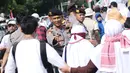 Polisi mengatur arus masuk massa aksi unjuk rasa di depan Kedubes AS, Jakarta, Minggu (10/12). Ribuan massa berkumpul memprotes keputusan Presiden Trump yang mengakui Yerusalem jadi Ibu Kota Israel. (Liputan6.com/Helmi Fithriansyah)