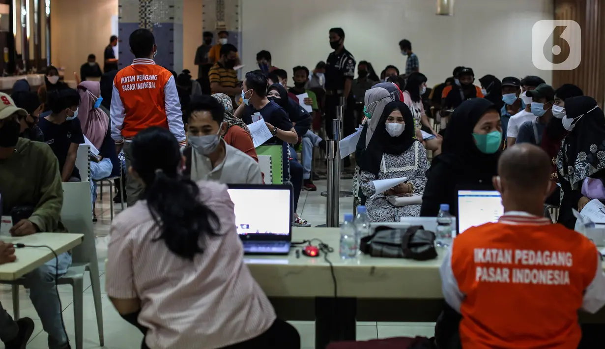 Suasana vaksinasi massal di Pasar Tanah Abang, Jakarta, Sabtu (31/7/2021). Menko Marves Luhut Binsar Pandjaitan meminta Kemenkes bersama TNI-Polri terus mempercepat program vaksinasi COVID-19 hingga mencapai dua juta suntikan per hari mulai Agustus 2021. (Liputan6.com/Johan Tallo)