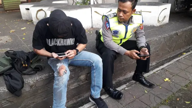 Wartawan Detik Hakim Ghani mendapatkan luka di lutut sebelah kanan