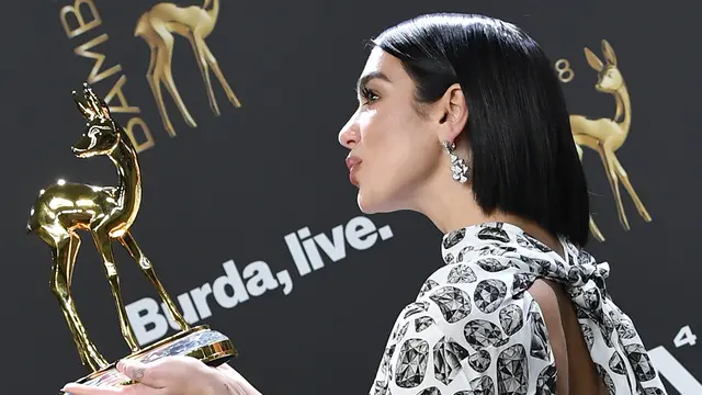 Gaya Dua Lipa Saat Raih Penghargaan Bambi Awards 2018