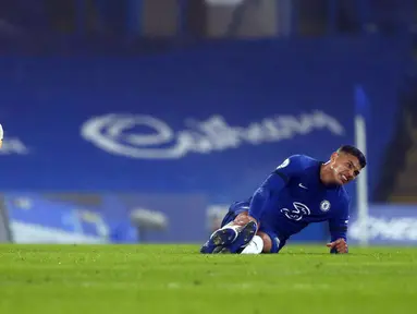 Pemain Wolverhampton Wanderers Daniel Podence (kiri) dan pemain Chelsea Thiago Silva mengalami cedera saat pertandingan Liga Inggris di Stamford Bridge Stadium, London, Inggris, Rabu (27/1/2021). Pertandingan berakhir dengan skor 0-0. (AP Photo/Frank Augstein)