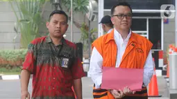 Mantan Menteri Pemuda dan Olahraga (Menpora) Imam Nahrawi (rompi oranye) tiba di gedung KPK untuk menjalani pemeriksaan perdana pascapenahanan, Jakarta, Selasa (15/10/2019). Imam Nahrawi sebagai saksi dalam kasus suap dana hibah pemerintah melalui Kemenpora kepada KONI. (merdeka.com/Dwi Narwoko)