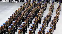 Polisi cilik berbaris saat meramaikan peringatan HUT Bhayangkara ke-72 di Istora, Senayan, Jakarta, Rabu (11/7). Presiden Jokowi bertindak selaku inspektur upacara. (Liputan6.com/Johan Tallo)