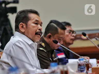 Jaksa Agung ST Burhanuddin saat mengikuti rapat dengar pendapat dengan Komisi III DPR RI di Jakrta, Selasa (23/8/2022). Rapat tersebut membahas perkembangan kasus Korupsi Surya Darmadi 78 T dan kasus Korupsi PT Waskita Beton Precast Tbk. (Liputan6.com/Angga Yuniar)