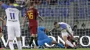 Aksi pemain Inter Milan, Mauro Icardi (kanan)  setelah mecetak gol ke gawang AS Roma pada lanjutan Serie A di Olympic Stadium, Roma (26/8/2017). Inter menang 3-1. (AP/Andrew Medichini)