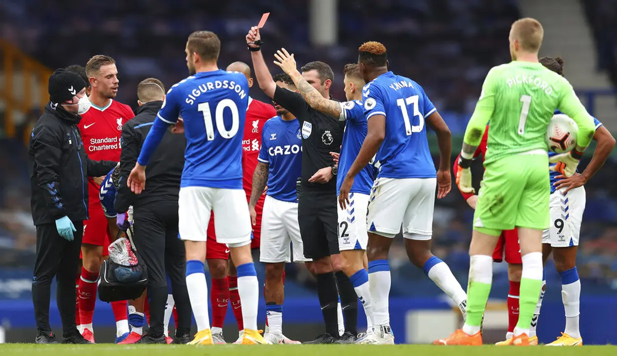 Wasit Michael Oliver menunjukkan kartu merah kepada pemain Everton Richarlison pada pertandingan Liga Premier Inggris di Stadion Goodison Park, Liverpool, Inggris, Sabtu (17/10/2020). Pertandingan berakhir dengan skor 2-2. (Cath Ivill/Pool via AP)