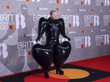 Sam Smith berpose untuk fotografer setibanya pada karpet merah Brit Awards 2023 di London, Sabtu (11/2/2023). Penyanyi sekaligus penulis lagu asal Inggris itu tampil nyentrik dengan pakaian bergelembung berbahan lateks buatan desainer Harri. (Photo by Vianney Le Caer/Invision/AP)