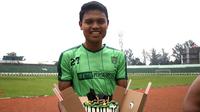 Fandi Eko Utomo mendapat kue ulang tahun saat berlatih bersama Persebaya, Minggu (3/3/2019) di Stadion Siliwangi, Bandung. (Bola.com/Aditya Wany)