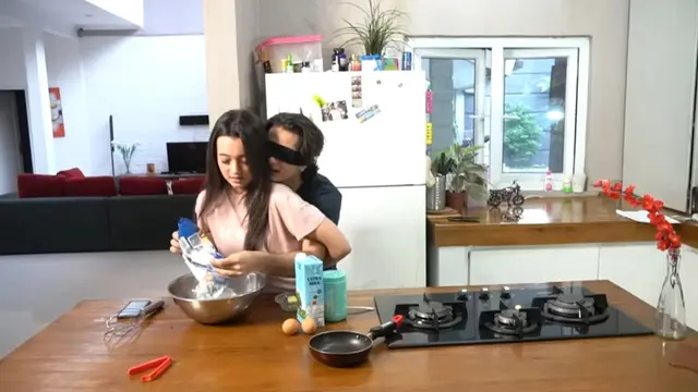 7 Momen Bryan dan Megan Domani saat Buat Kue Bareng, Seru Banget