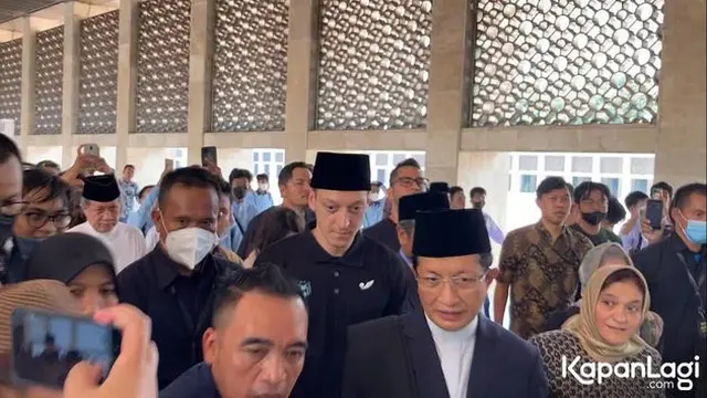 6 Potret Mesut Ozil Sholat Jumat di Masjid Istiqlal, Picu Antusiasme Warga