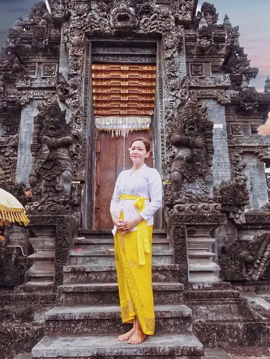 Berpose di depan Pura Geger Dalem Pemutih, Maia Estianty tampak begitu anggun dan cantik meski tanpa polesan makeup. (Instagram/maiaestiantyreal).