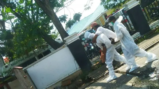 Aksi Bripka Dedek Kurniawan gendong pasien kontak erat dengan warga terkonfirmasi Covid-19.
