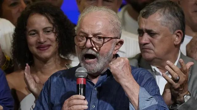 Mantan Presiden Brasil Luiz Inacio Lula da Silva berbicara kepada pendukungnya setelah mengalahkan petahana Jair Bolsonaro dalam pemilihan presiden putaran kedua untuk menjadi presiden. (AP Photo/Andre Penner)