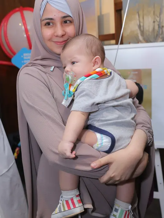 Jarak anak pertamanya dengan anak dari pernikahannya dengan Stuart Collin itu terbilang jauh. Sekitar lima tahun membuat, Risty lupa cara memberikan makanan pendamping saat usia enam bulan. (Andy Masela/Bintang.com)