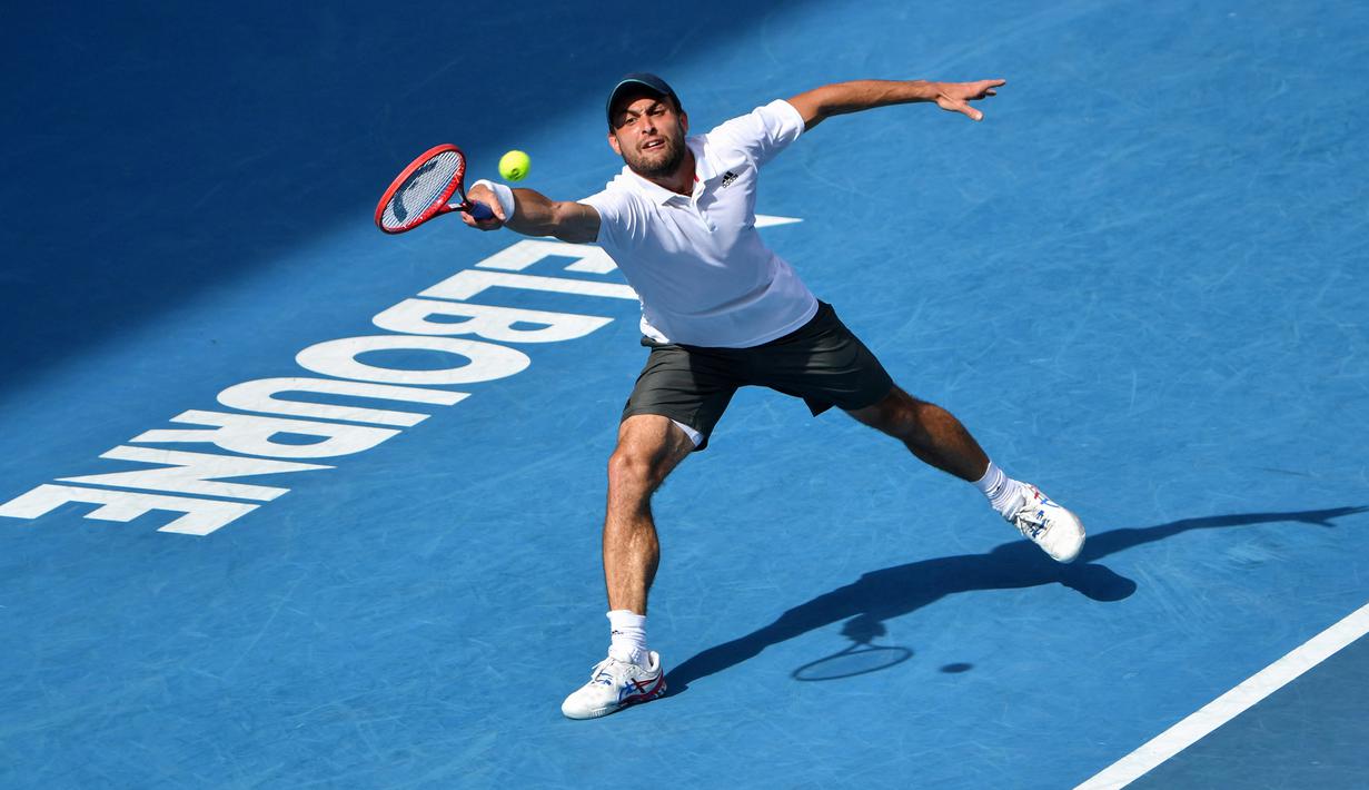 Aslan Karatsev baru pertama kali lolos ke babak utama dalam turnamen grand slam, yang sudah ia ikuti sejak 2014. Dalam sembilan kesempatan sebelumnya ia selalu terhenti di babak kualifikasi. (Foto: AFP/Paul Crock)