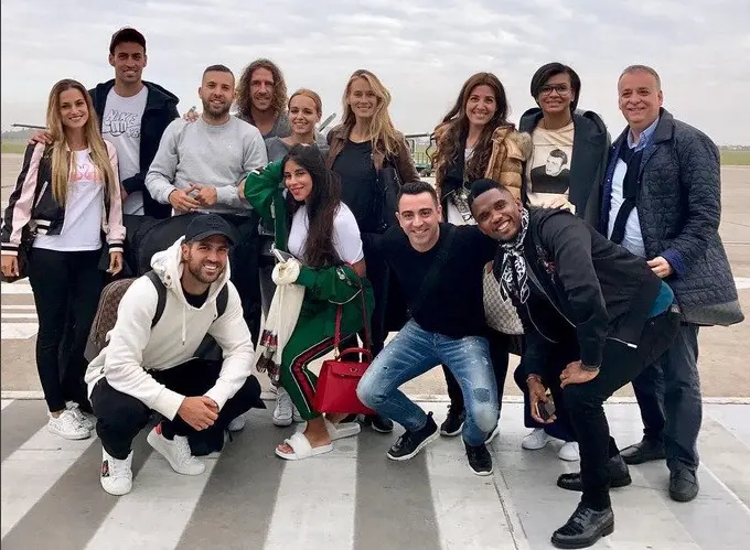 Bek kiri Barcelona, Jordi Alba (berdiri tiga dari kiri), plus mantan penggawa El Azulgrana, di antaranya Carles Puyol, Cesc Fabregas, dan Samuel Eto'o berpose di landasan Islas Malvinas International Airport, Rosario, untuk menghadiri upacara pernikahan Lionel Messi. (Instagram)