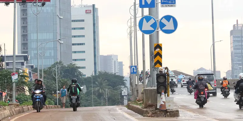 Minim Pengawasan, Pemotor Lawan Arus di Akses Persimpangan Antasari - TB Simatupang