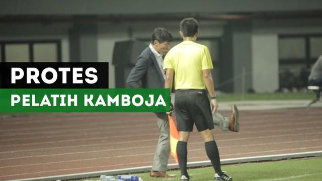 Berita video Pelatih Kamboja U-19, Kazuniri Inoue, melakukan protes dengan gaya menarik saat menghadapi Timnas Indonesia U-19 dalam laga uji coba di Stadion Patriot, Bekasi, Rabu (4/10/2017).