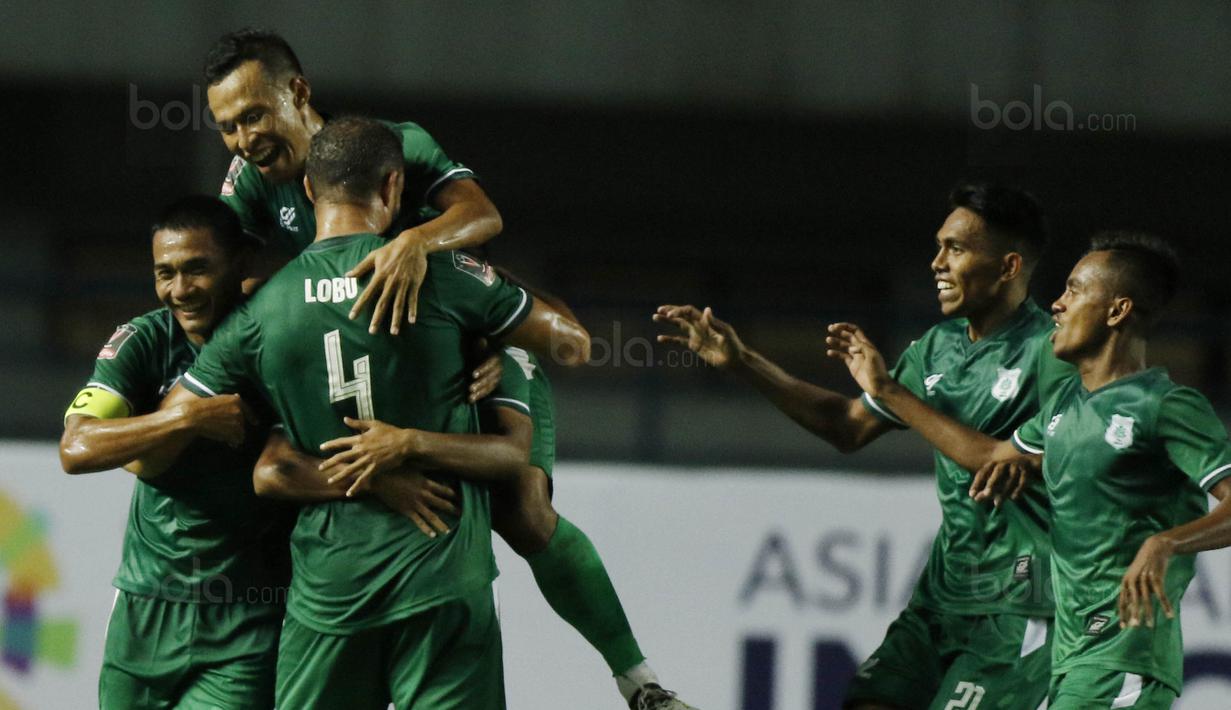 Pemain PSMS Medan merayakan gol saat pertandingan melawan PSM Makassar pada laga Piala Presiden di Stadion GBLA, Bandung, Selasa (16/1/2018). PSMS Medan menang 2-1 atas PSM Makassar. (Bola.com/M Iqbal Ichsan)