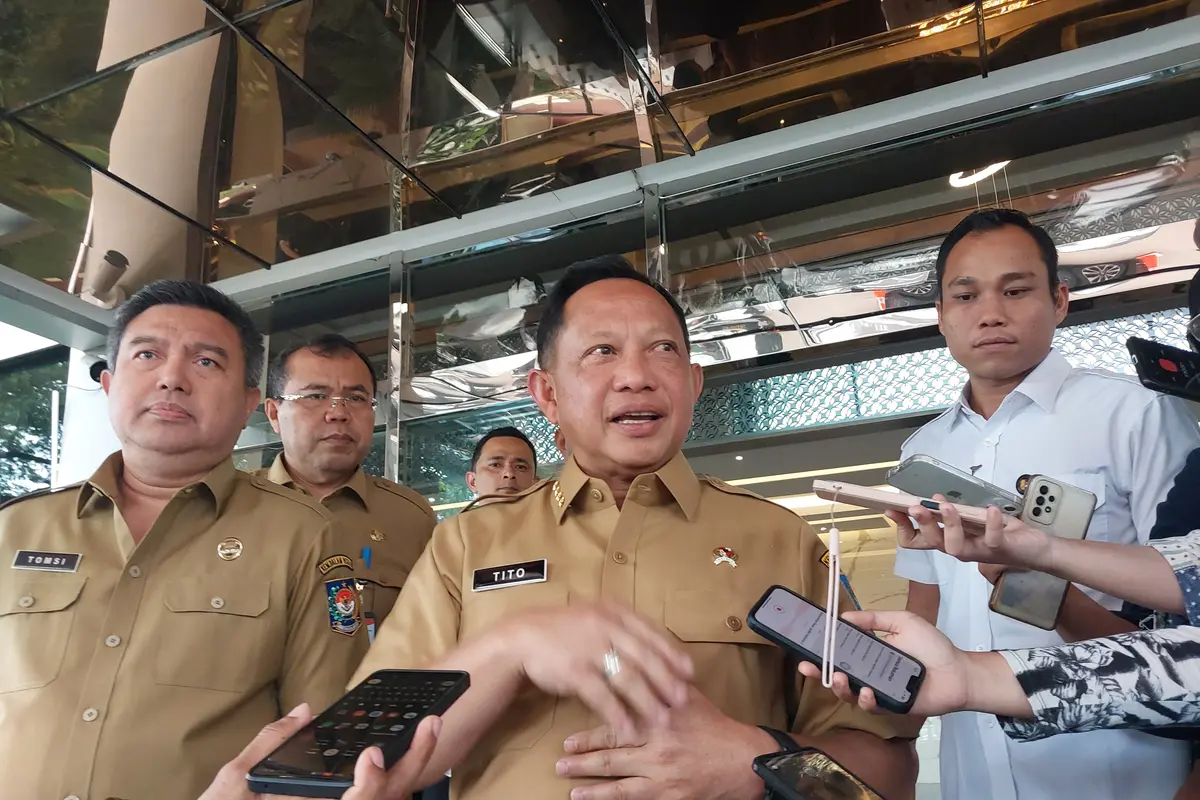 Menteri Dalam Negeri (Mendagri) Tito Karnavian saat ditemui di Kantor Kemenko Perekonomian, Jakarta, Senin (29/1/2024). (Arief/Liputan6.com)
