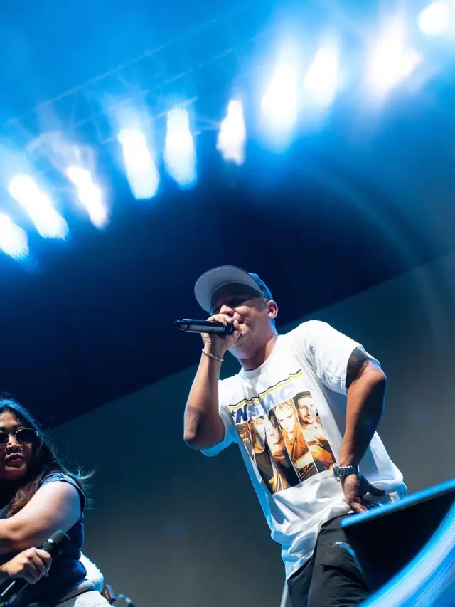 Jadi Vokalis, Ini 7 Momen Potret Gading Marten Manggung dengan Andre Taulany & Friends