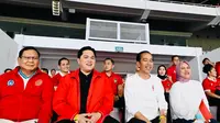 Presiden Joko Widodo atau Jokowi bersama Ibu Negara Iriana menyaksikan FIFA Matchday antara Timnas Indonesia melawan Timnas Argentina di Stadion Utama Gelora Bung Karno (GBK) Jakarta, Senin (19/6/2023). (Liputan6.com/Lizsa Egeham)