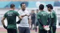 Pelatih Kiper Indonesia, Kurnia Sandi, memberi arahan kepada anak asuhnya saat latihan di Stadion Wibawa Mukti, Jawa Barat, Jumat (02/11/2018). Latihan tersebut dalam rangka persiapan jelang laga Piala AFF 2018.  (Bola.com/M Iqbal Ichsan)