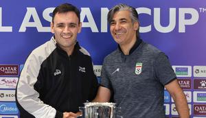 Di final, skuad Garuda Asia akan menantang Iran pada laga yang akan berlangsung di Indonesia Arena, Kompleks Gelora Bung Karno, Senayan, Jakarta, Sabtu (7/2/2026). Tampak dalam foto, pelatih Timnas Futsal Indonesia, Hector Souto (kiri) dan dan Pelatih Timnas Futsal Iran, Vahid Shamsaei, bersalaman usai memberi keterangan terkait laga final Piala Asia 2026 di Indonesia Arena, Kompleks Gelora Bung Karno, Senayan, Jakarta, Jumat (6/2/2026). (Bola.com/M Iqbal Ichsan)