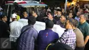 Kerabat mengangkat peti jenazah Mike Mohede dari ambulans setibanya di rumah duka kawasan Bintaro, Tangerang Selatan, Minggu (31/7). Mike Mohede dinyatakan meninggal sekitar pukul 18:02 WIB lantaran terkena serangan jantung. (Liputan6.com/Angga Yuniar)
