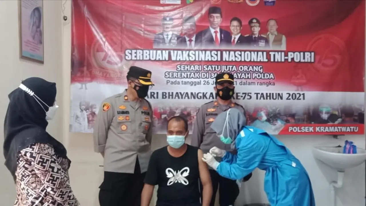 Warga Saat Mengikuti Vaksin Covid-19 HUT Bhayangkara Ke-75. (sabtu, 26/06/2021). (Dokumentasi Polsek Kramatwatu).