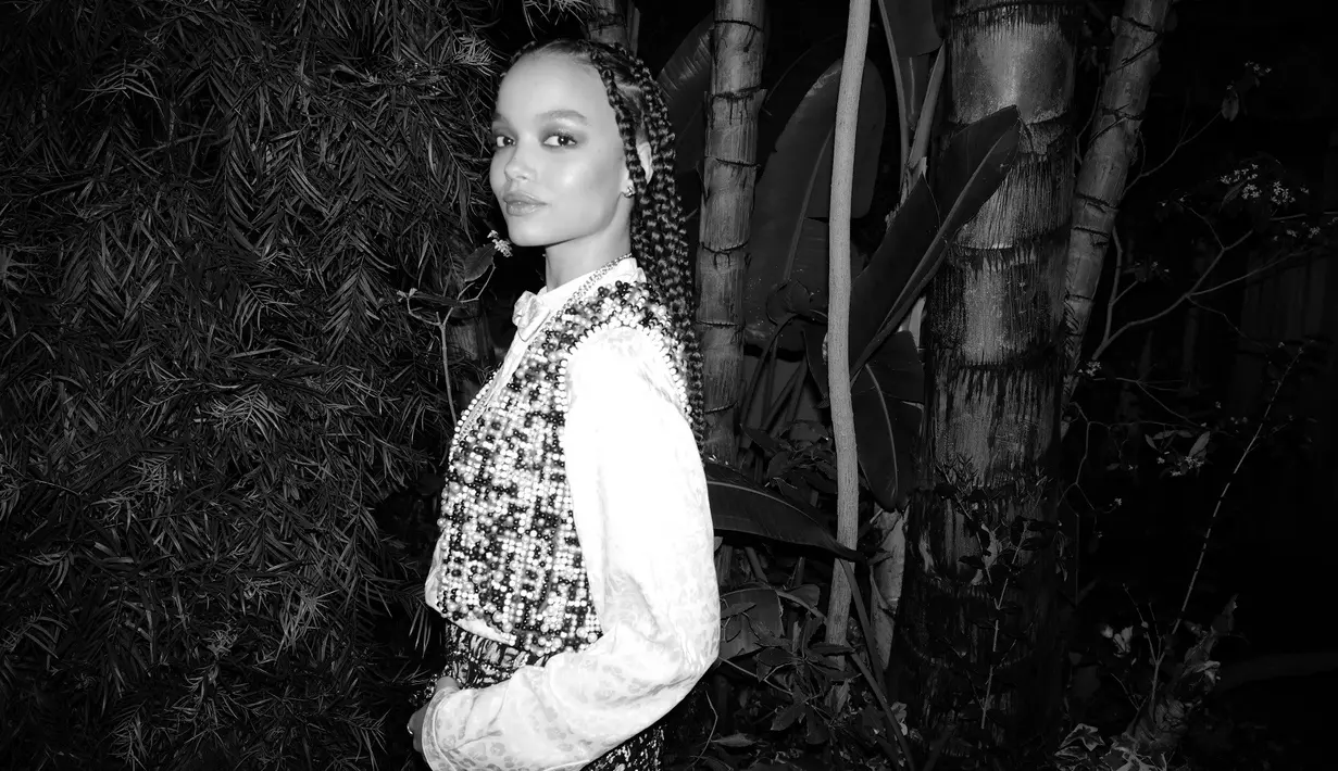 Wajah dari Chanel Coco Mademoiselle fragrance, Whitney Peak mengenakan bnw tulle waistcoat dengan silk crepe blouse, dan tweed skirt dari koleksi Metiers d’Art 22/23. [Dok/Chanel].