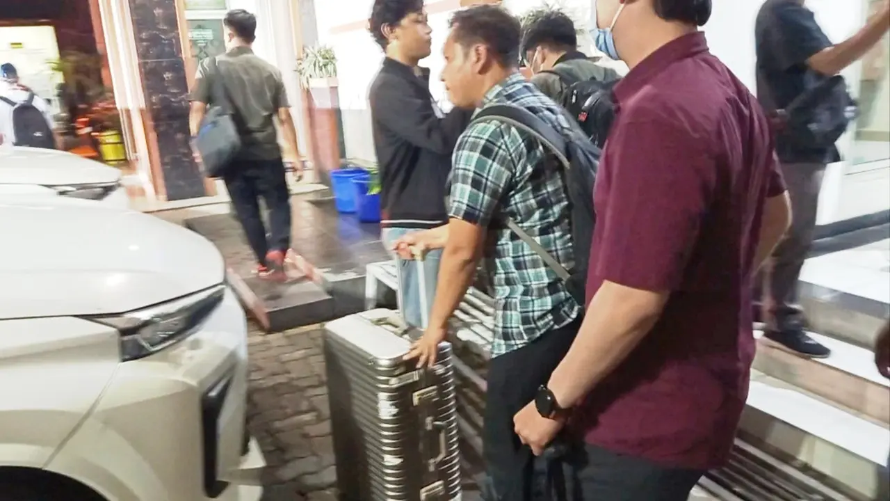 Penyidik KPK usai menggeledah kantor Bea Cukai Kudus