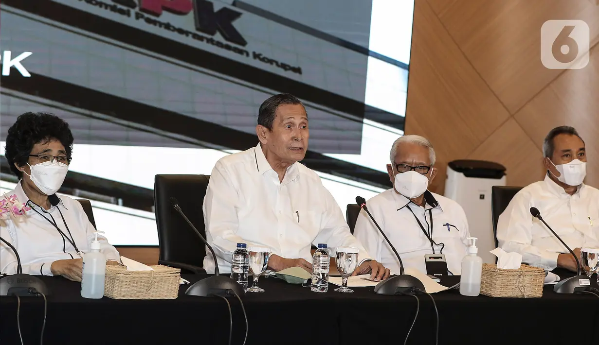 Ketua Dewan Pegawas KPK Tumpak Hatorangan Panggabean (kedua kiri) bersama para anggota Syamsuddin Haris, Harjono, Albertina Ho dan Indriyanto Seno menyampaikan konferensi pers di Gedung ACLC KPK, Jakarta, Senin (9/1/2022). Dewas KPK menerima sebanyak 477 surat, baik dari internal maupun pihak eksternal, sepanjang tahun 2022. Di mana, dari 477 surat tersebut, 96 di antaranya merupakan laporan pengaduan masyarakat. (Liputan6.com/Johan Tallo)