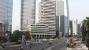Suasana lengang di Jalan Sudirman, Jakarta, Minggu (17/6). Hari Bebas Kendaraan Bermotor (HBKB) atau Car Free Day (CFD) di Jakarta masih ditiadakan hari ini. (Liputan6.com/Arya Manggala)