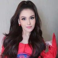 Untuk gaya rambut, Ayu tampil dengan gaya kuncir belakang tanpa mirip Ariana Grande. Ia pun tanpa mengenakan hiasan di kepalanya. [@ayutingting92]