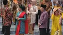 Presiden Joko Widodo dan Wakil Presiden beserta para Menteri Kabinet Kerja sedang bersiap-siap melakukan foto bersama di Istana Negara, Jakarta, Senin (27/10/2014). (Liputan6.com/Herman Zakharia)