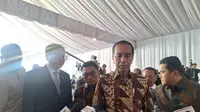 Presiden Jokowi di PT Hyundai LG Indonesia (HLI) Green Power, Karawang, Jawa Barat, Rabu (3/7/2024). (Liputan6.com/Lizsa Egaham)