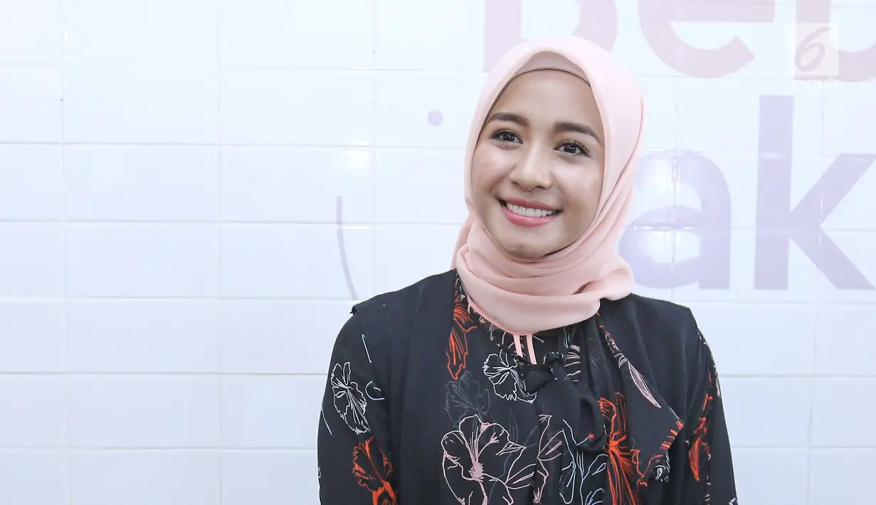 Aktris Laudya Cynthia Bella berpose usai kunjungan ke toko rotinya di kawasan Depok, Jawa Barat, Senin (30/10). Usai menikah, Bella mengaku tidak ingin hanya duduk santai di rumah. (Liputan6.com/Herman Zakharia)