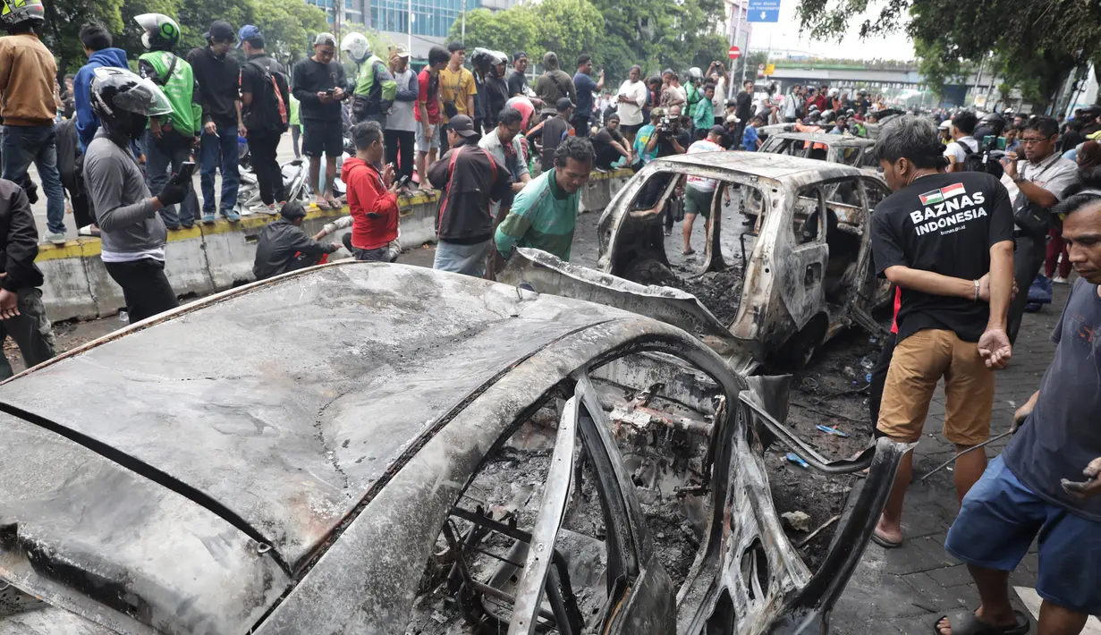 Sekitar 8 mobil dibakar saat kerusuhan di sekitar Mako Brimob Polda Metro Jaya, Kwitang, Pasar Senen, Jakarta Pusat, Jumat (29/8/2025) dini hari. (merdeka.com/Arie Basuki)