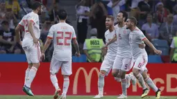Para pemain Spanyol merayakan gol yang dicetak Diego Costa ke gawang Portugal pada laga Grup B Piala Dunia di Stadion Fisht, Sochi, Jumat (15/6/2018). Kedua negara bermain imbang 3-3. (AP/Manu Fernandez)